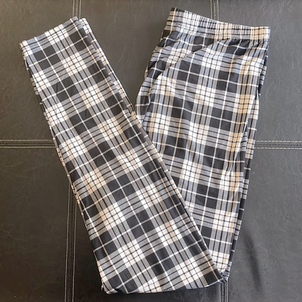 Never worn size 3x-5x B&W plaid buttery soft leggings